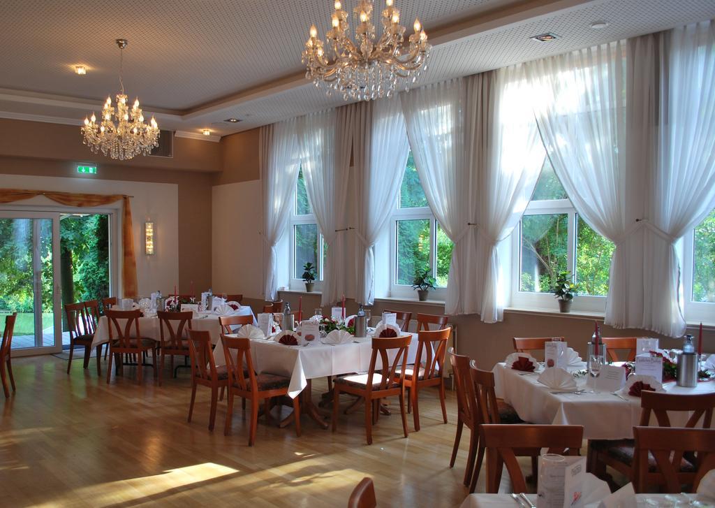 Parkhotel Altes Kaffeehaus โวลเฟนบึทเทิล ภายนอก รูปภาพ